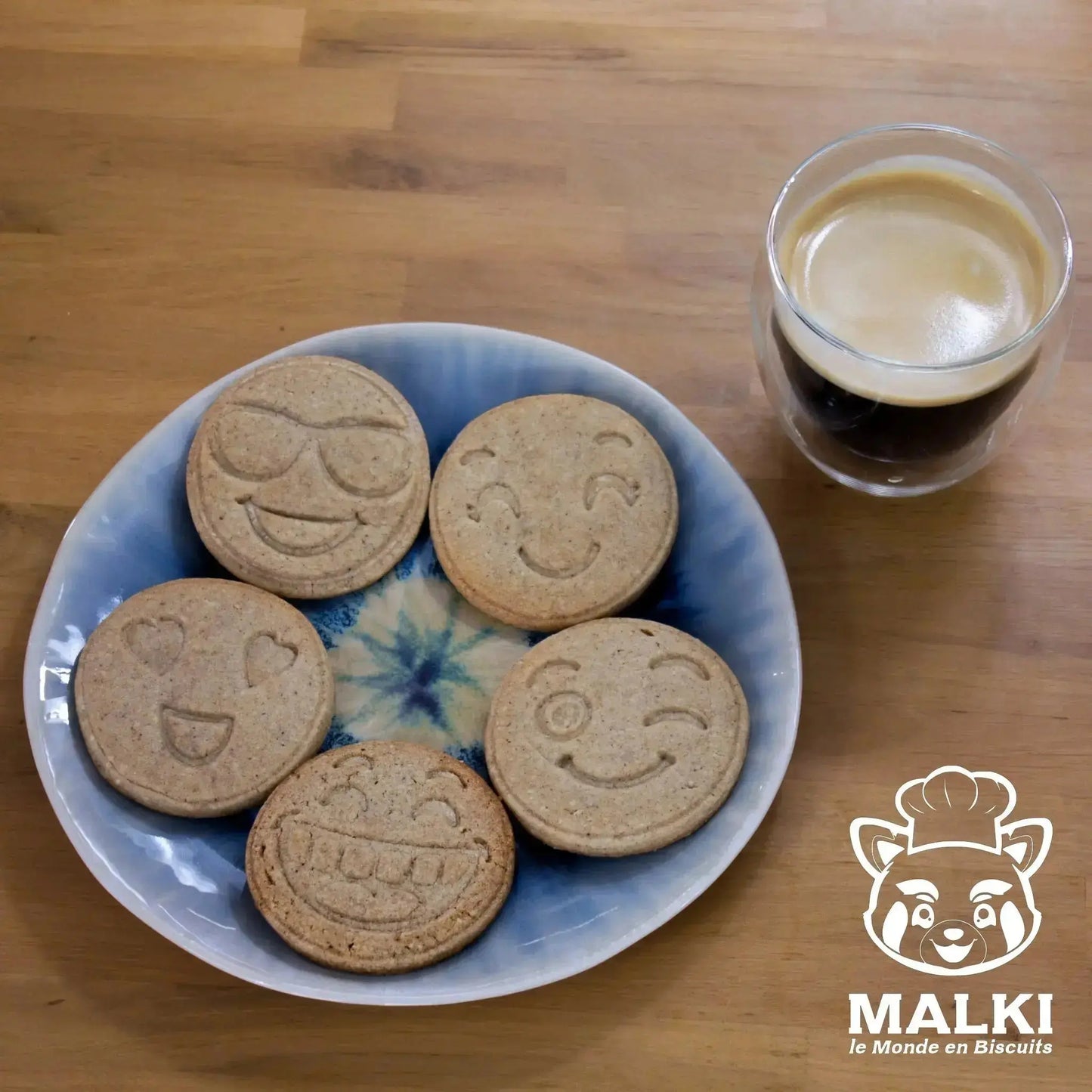 Assiette avec 5 Smiley Emoji et café