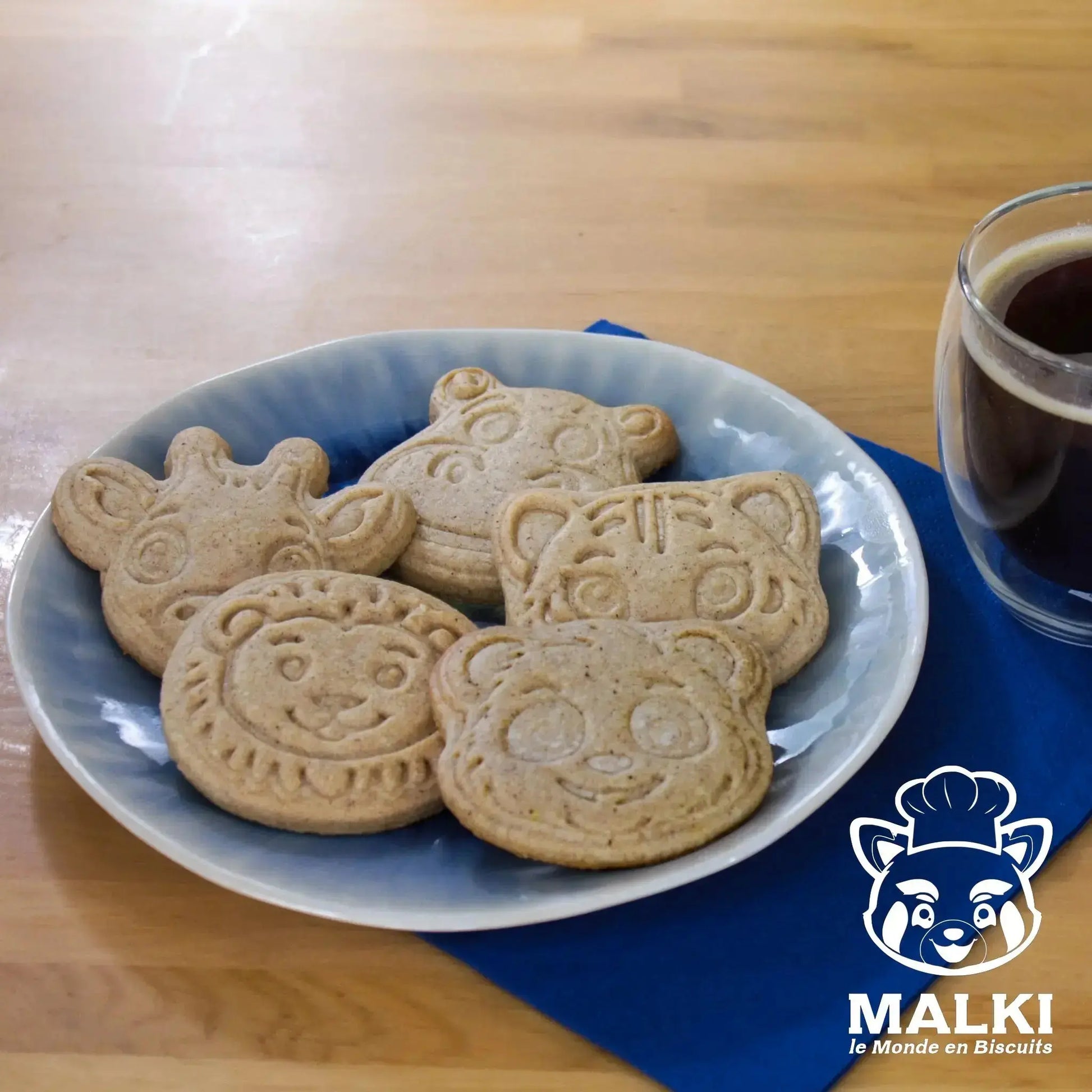 5 biscuits animaux dans une assiette  et café