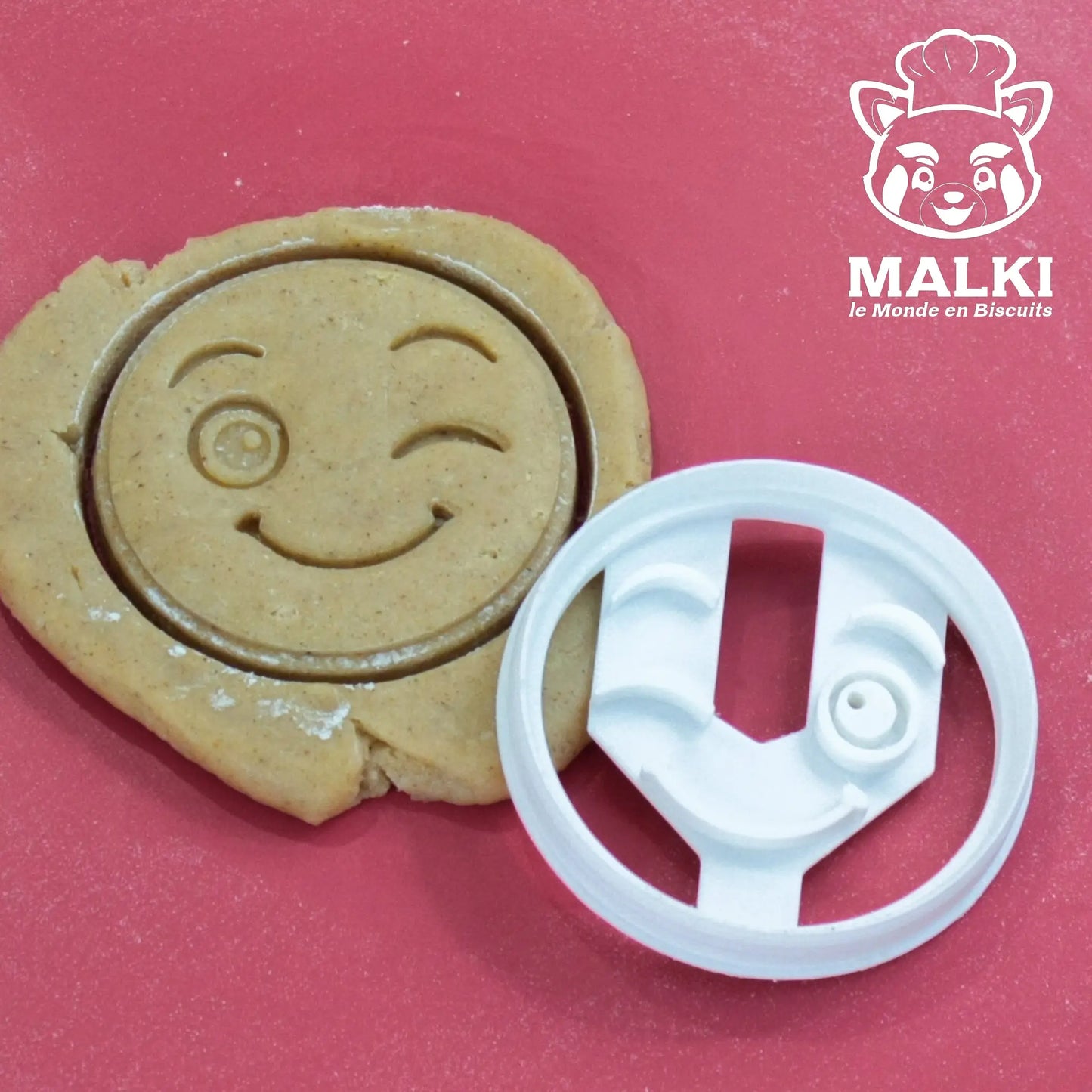 Emporte-pièce et empreinte Smiley Emoji Clin d'œil sur pâte crue
