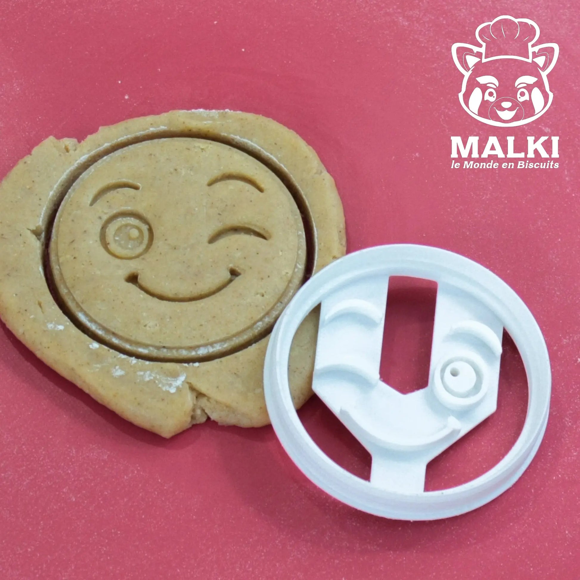 Emporte-pièce et empreinte Smiley Emoji Clin d'œil sur pâte crue