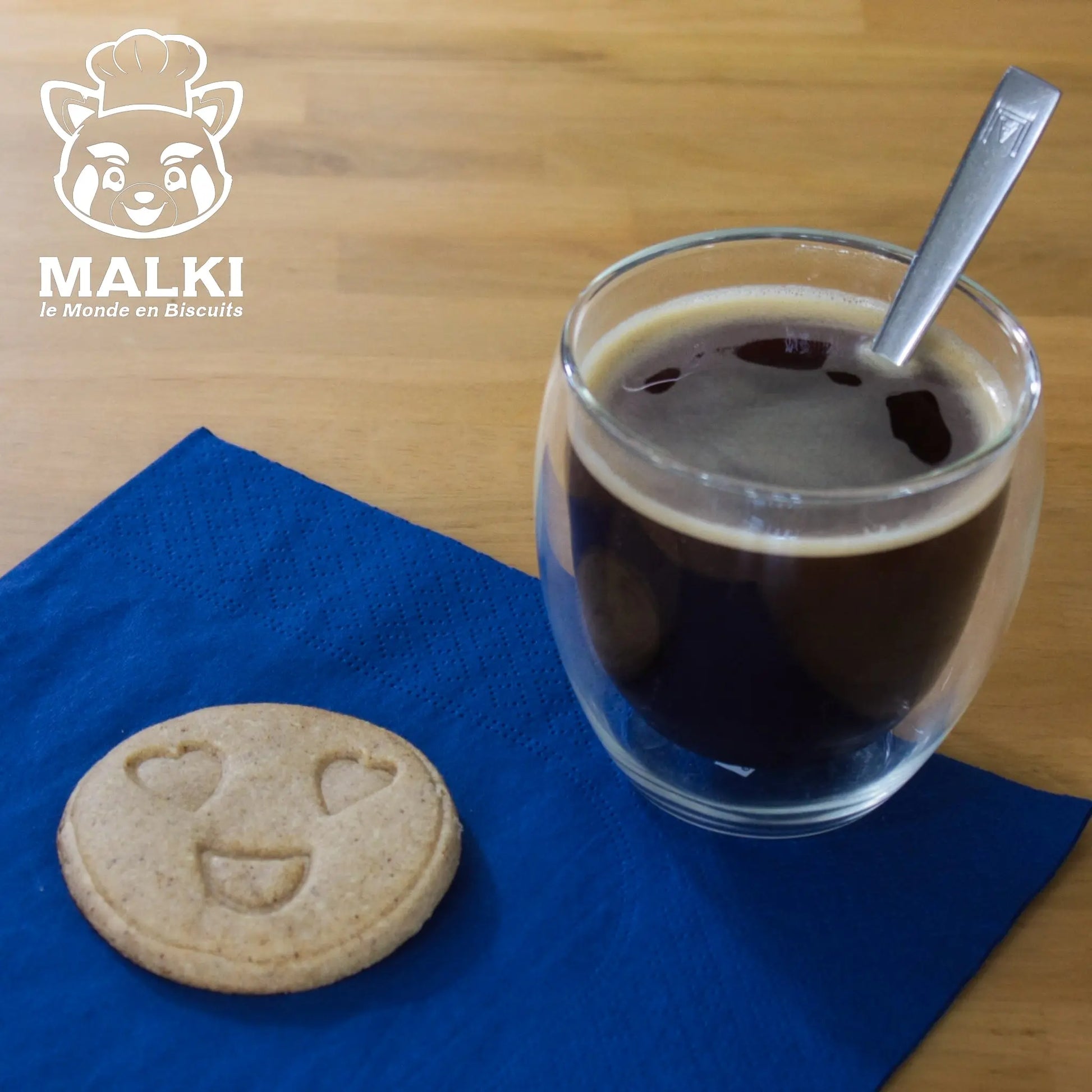 Biscuit Smiley Emoji Yeux en forme de cœur sur pâte cuite et café