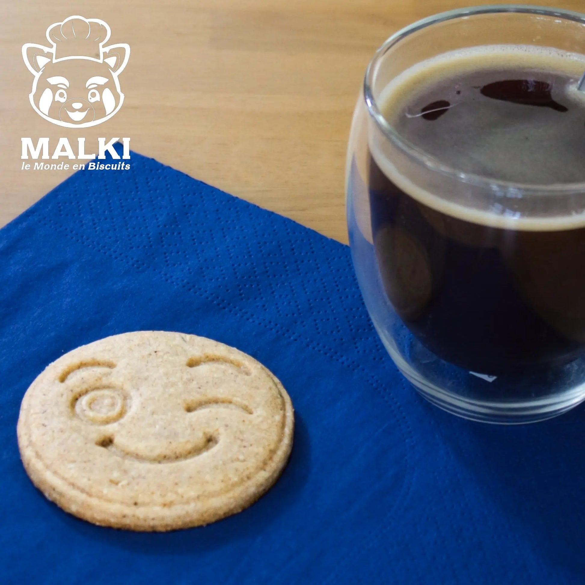 Biscuit Smiley Emoji Clin d'œil sur pâte cuite et café