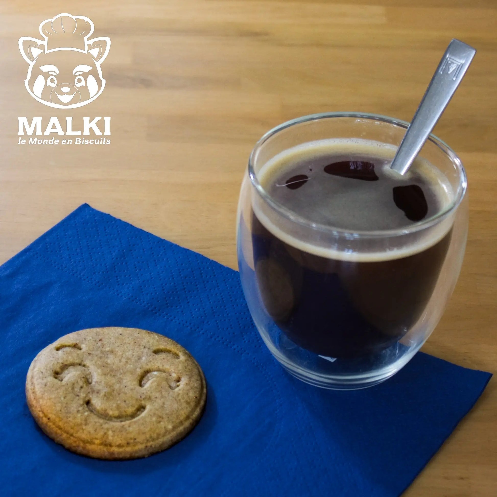 Biscuit Smiley Emoji Sourire sur pâte cuite et café
